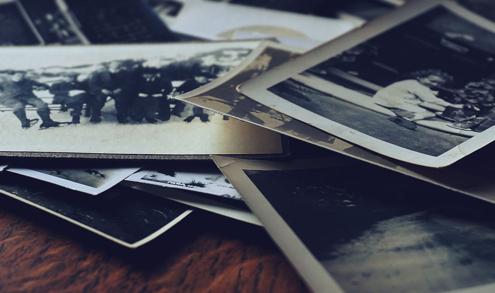 Une pile de photographies classiques en noir et blanc mettant en avant des souvenirs familiaux et de l'histoire.